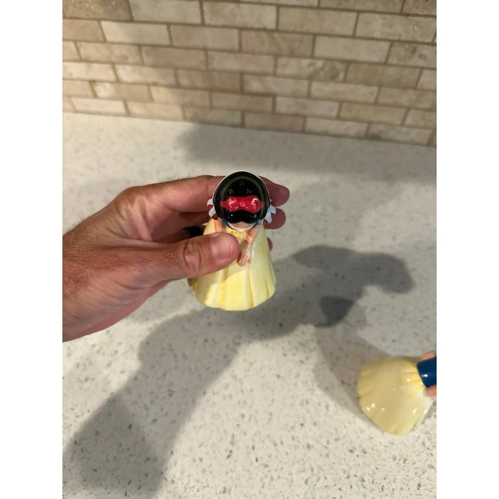 Disney's Snow White‎ Salt/ Pepper Shaker With Bottom Cap. Good Condition